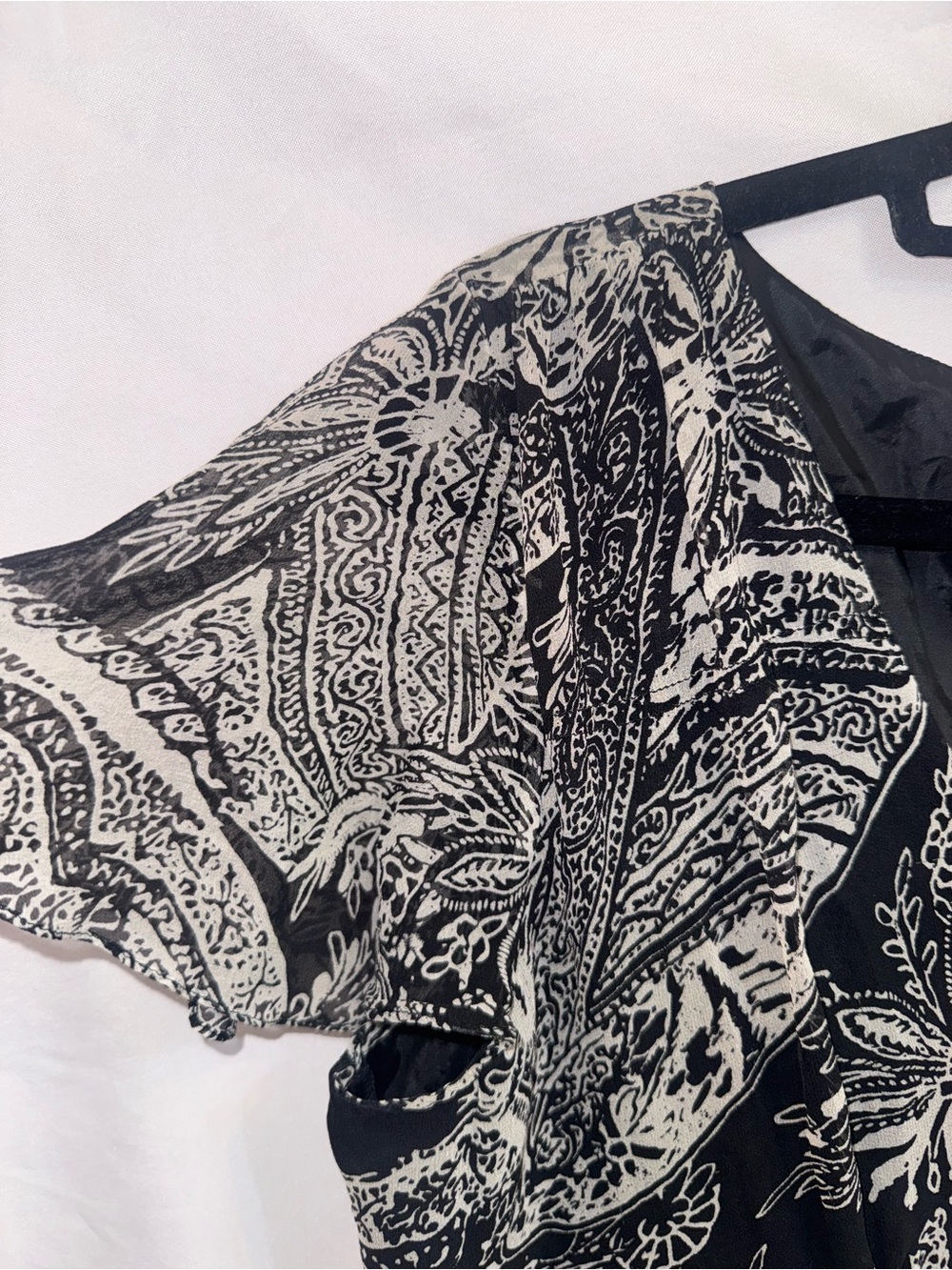 Black & Cream V-Neck Floral Paisley Blouse 100% Silk - Picture 4 of 6